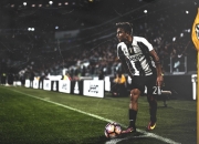 爱游戏官方入口-F1新赛季揭幕战之夜，卢卡库关键战不手软，双线激情点燃体育狂潮