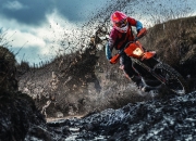 爱游戏官方入口-米切尔狂轰40+撕裂防线，鹈鹕决胜局逆袭骑士晋级