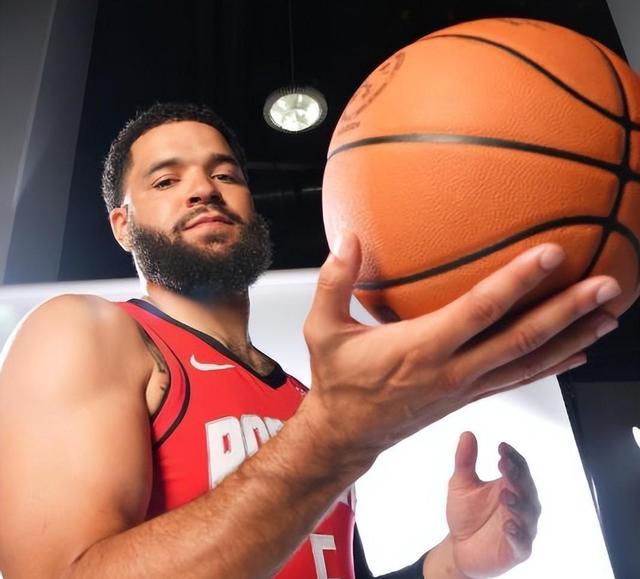 青岛队横扫山西队，范弗利特状态火热