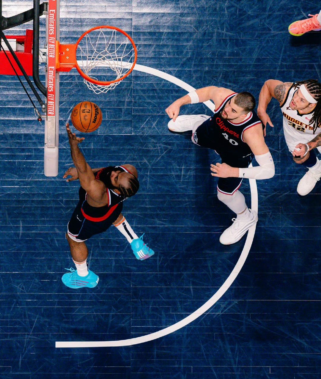 球队后卫线表现强劲，成功守住领先优势