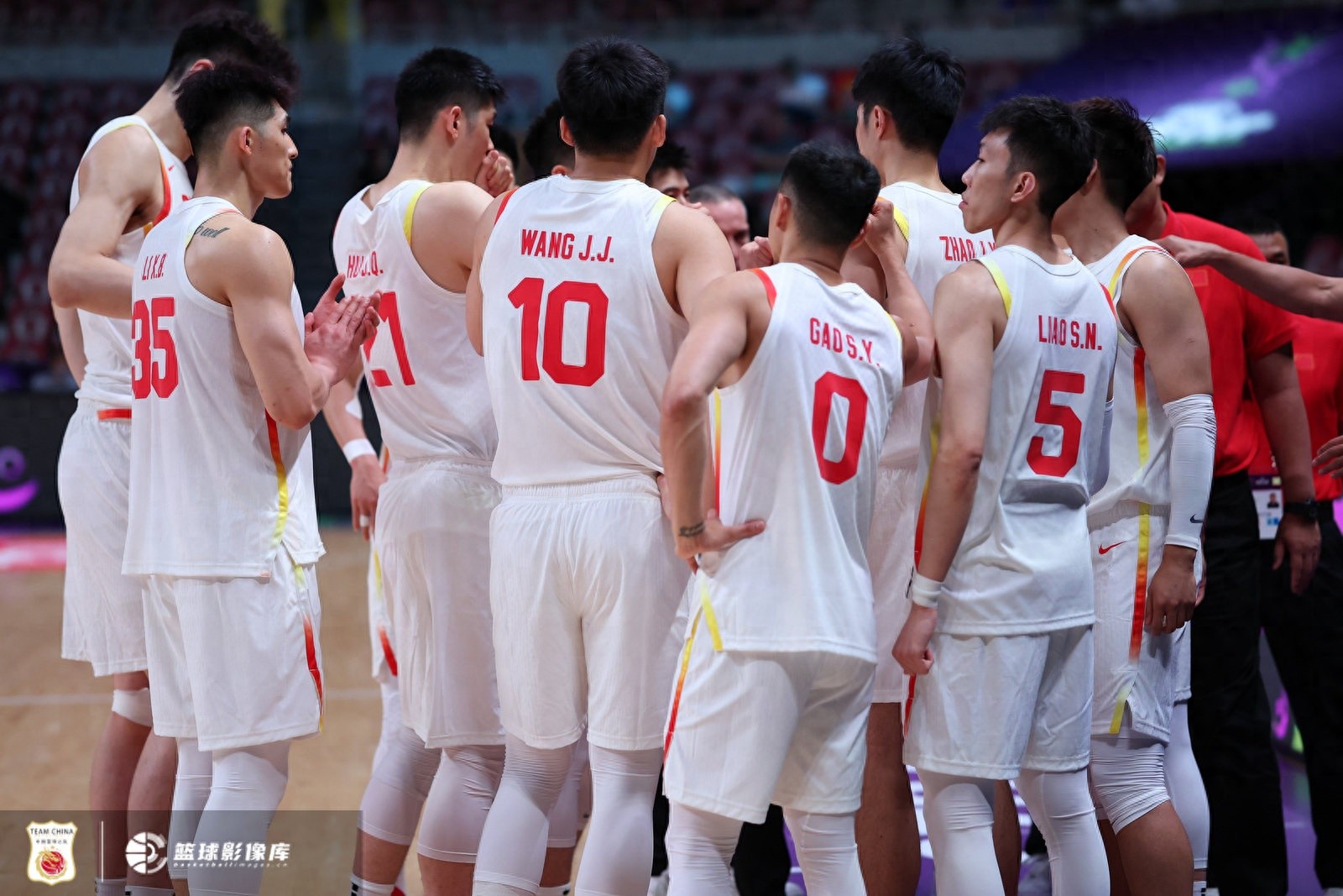 北京男篮团结一心备战半决赛，展现团队力量！